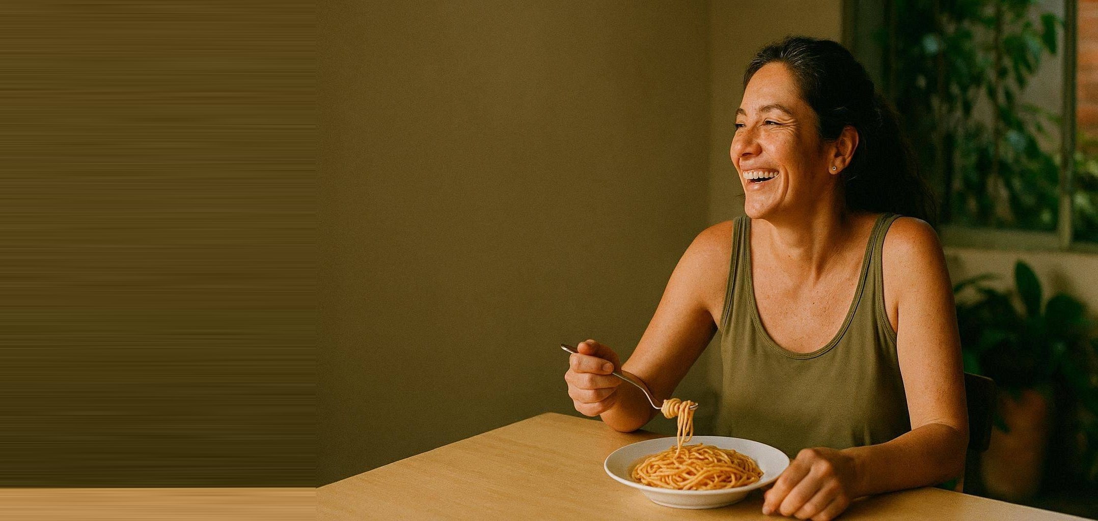 Disfrutando una comida en casa